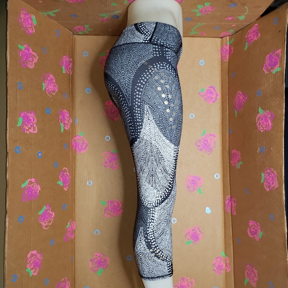 Fabletics Salar Capri Leggings Foiled Flurry with Gold Dots Size Small - Picture 5 of 12